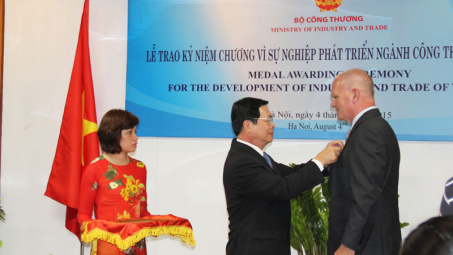 Trao tặng kỷ niệm chương cho Đại sứ, trưởng phái đoàn EU tại Việt Nam