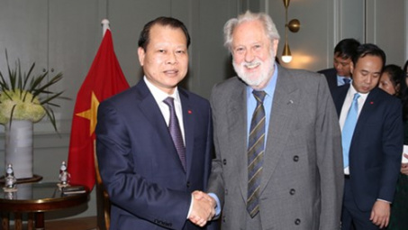 "Nhiều người dân London xếp hàng để thưởng thức những món ăn Việt Nam "