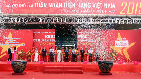 Các sản phẩm nhãn hiệu Petrolimex được trưng bày nổi bật tại Hội chợ triển lãm Tuần nhận diện hàng Việt Nam năm 2015
