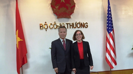 Thứ trưởng Trần Quốc Khánh tiếp Thống đốc bang Oregon