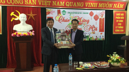 Công đoàn Công nghiệp Hoá chất Việt Nam tặng quà tết người lao động 