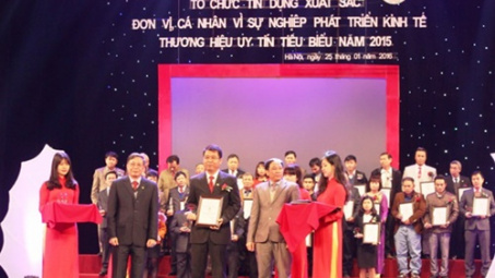 BSR nhận kỷ niệm chương "Vì sự nghiệp phát triển kinh tế - Thương hiệu uy tín 2015"