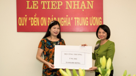 Công đoàn Bộ Công Thương trao tặng Quỹ Đền ơn đáp nghĩa Trung ương 20 triệu đồng 