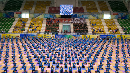 Gần 2000 người tham dự ngày Quốc tế Yoga tại Hà Nội