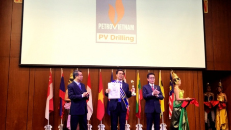 Tổng Giám đốc PV Drilling Phạm Tiến Dũng nhận giải thưởng “100 Nhà Quản lý giỏi ASEAN năm 2016”