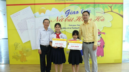 Tưng bừng hoạt động Giao lưu Nét bút Hồng Hà