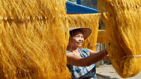 Tơ vàng óng ánh thành Nam