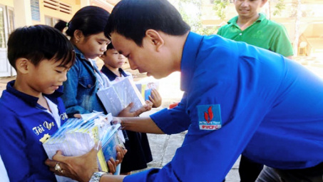 PVCFC: Trao 260 suất học bổng và 12.000 quyển vở chco học sinh Cà Mau