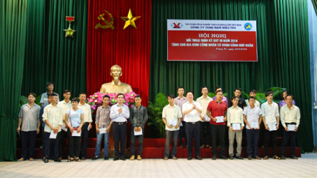 Than Nam Mẫu tặng sổ tiết kiệm cho những gia đình công nhân  có hoàn cảnh khó khăn