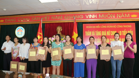 Đoàn cán bộ Bộ Công Thương thăm và tặng quà tại Công ty Cổ phần Than Cao Sơn
