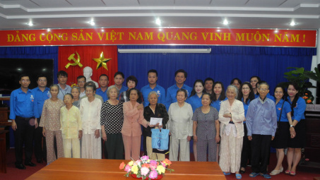 EVNNPT: Thăm, tặng quà tại Trung tâm nuôi dưỡng người có công cách mạng TP Đà Nẵng