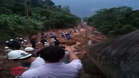 Thăm hỏi người lao động khắc phục sự cố thủy điện do mưa lũ 