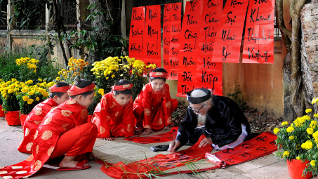 Trải nghiệm dựng cây nêu, gói bánh chưng với “Khám phá Tết Việt”