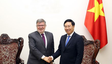 Phó Thủ tướng Phạm Bình Minh tiếp Quốc vụ khanh Pháp