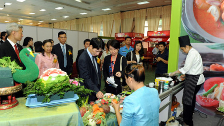 Introducing Thai commodities in Hanoi 