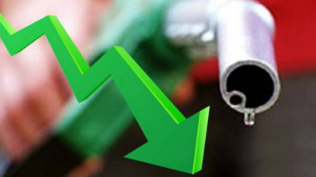 Giá dầu ngọt nhẹ Mỹ rơi xuống dưới ngưỡng 50 USD/th
