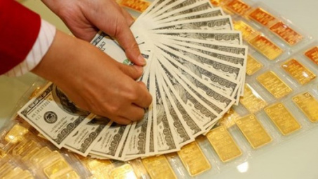 Đồng USD trượt dốc, giá vàng chạm mức cao nhất trong hai tuần