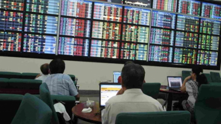  Banks and food drive VN stocks