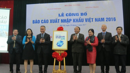  Lần đầu tiên xuất bản “Báo cáo Xuất nhập khẩu Việt Nam năm 2016”