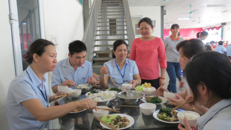 Làm gì để đảm bảo chất lượng bữa ăn ca cho công nhân?