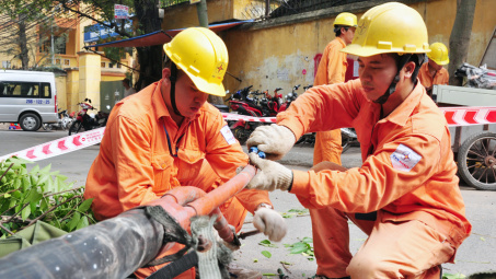 EVN HANOI: Đảm bảo an toàn điện trong mùa mưa bão