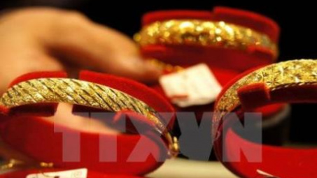 Giá vàng thế giới đi xuống sau khi chạm mức cao nhất trong một tháng