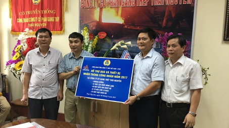 Công đoàn VNSTEEL trao 220 xuất quà, 18 tấn đường và 70 thiết bị cho người lao động 
