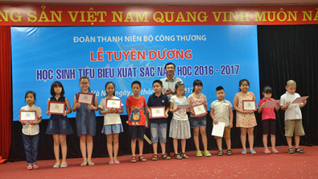 Tuyên dương 207 học sinh xuất sắc, tiêu biểu năm học 2016-2017