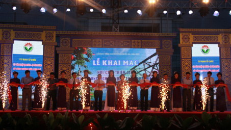 Hội chợ, triển lãm hàng công nghiệp nông thôn tiêu biểu khu vực miền Trung - Tây Nguyên năm 2017 thu hút gần 400 gian hàng