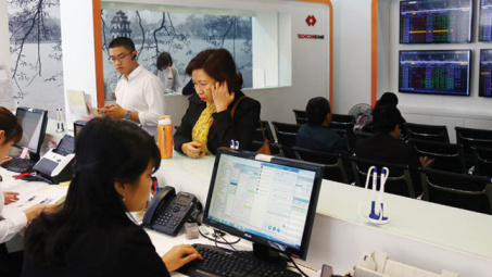 Financial stocks lead upturn, market stays flat