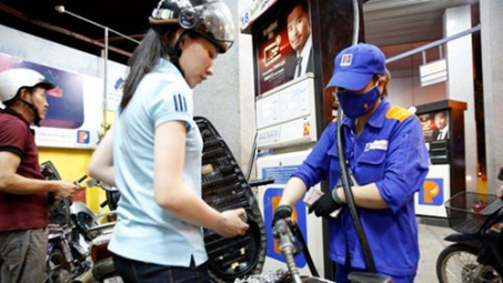 Petrol prices up nearly 600 VND per litre