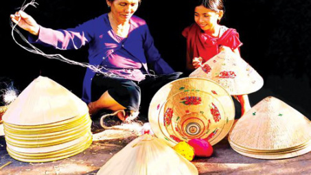 Nón lá: Màu của những trắng trong, lam lũ. Màu của tình yêu