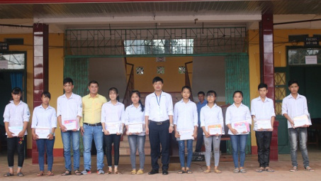 Văn phòng phẩm Hồng Hà tiếp tục “Chắp cánh ước mơ” cho học sinh nghèo vượt khó