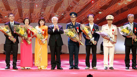 Bàn tay vàng Đỗ Thị Quyên được vinh danh tại Lễ tuyên dương điển hình tiên tiến toàn quốc năm 2017