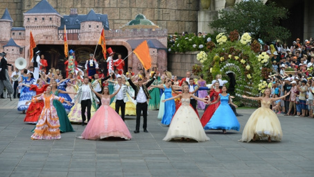 86 nghệ sỹ quốc tế thuộc đoàn nghệ thuật Sun World Ba Na Hills trình diễn tại Phố đi bộ Hồ Gươm