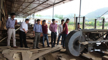 Lai Châu: Đổi mới công nghệ sản xuất trong chạm khắc gỗ