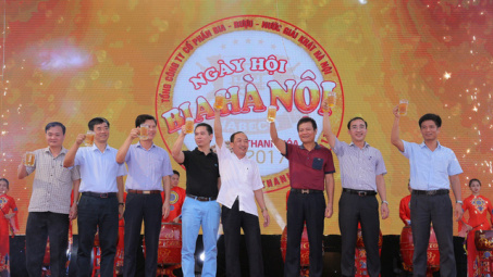 Người “tây” mách nhau kết hợp ẩm thực với Bia hơi Hà Nội