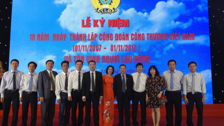 Những bông hoa tiêu biểu của một rừng hoa Thép