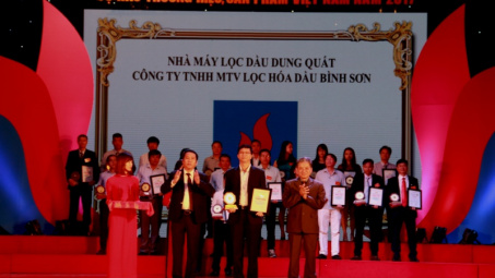Binh Son company receives quality assurance system 2017 certificate