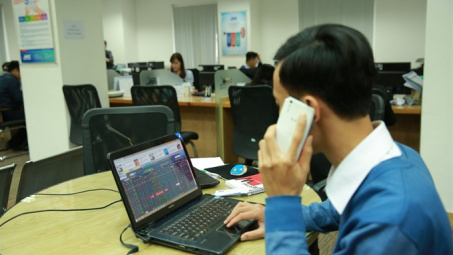 Stocks recover on global moves 