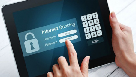 Experts: Cashless economy target too high