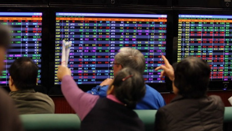 Local shares rise on Q4 expectations
