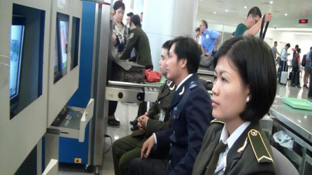 PM examines customs activities at Tan Son Nhat airport