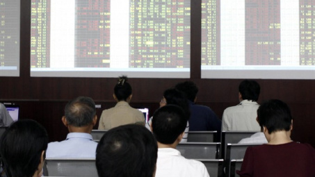 VN Index retreats from 9-year high 