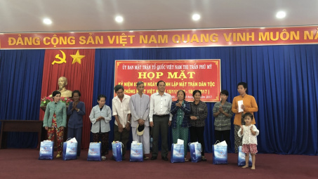 “Hưởng ứng Tháng cao điểm “Vì người nghèo” năm 2017”.