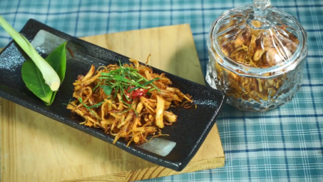 Khô gà lá chanh gây nghiền