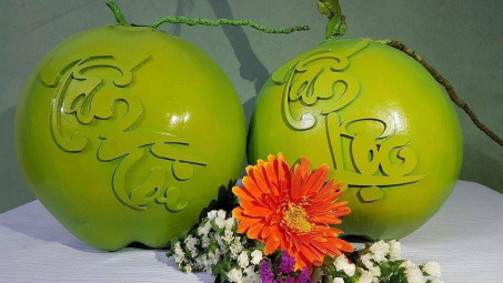 Dừa khắc chữ được ‘hét’ giá 800 ngàn một quả tại Hà Nội