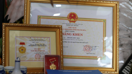 Truy tặng Bằng khen cho sinh viên Trường ĐH Kinh tế - Kỹ thuật công nghiệp vì hành động dũng cảm cứu người