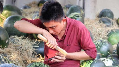 Thợ khắc dưa hấu kiếm 6-7 triệu đồng trong vài ngày cận Tết