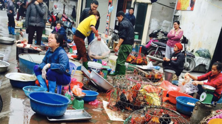 Giá hoa tươi và thực phẩm ngày 29 Tết tăng nhẹ